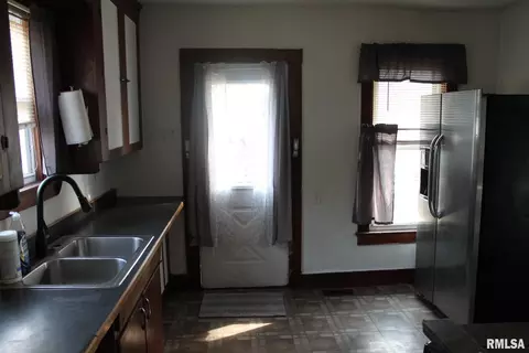 Kitchen - 422 Ross St, Kewanee, IL 61443 photo 2 of 2