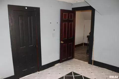 Entry Way - 422 Ross St, Kewanee, IL 61443 photo 4 of 4