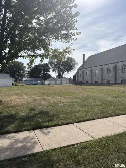 407 10th St, Dewitt, IA 52742