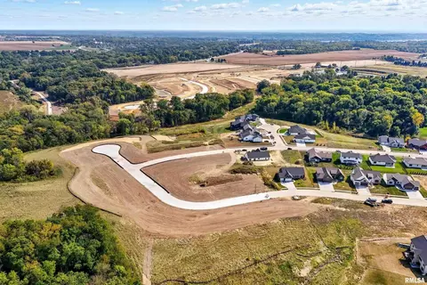 7125 Spring Creek Dr, Bettendorf, IA 52722