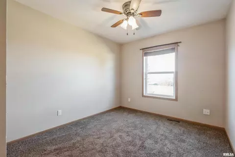 Bedroom - 1992 Golden Eagle Dr, Dubuque, IA 52001 photo 3 of 4