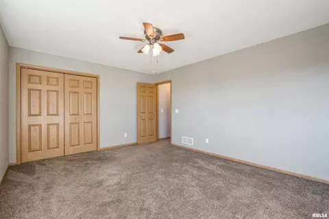 Bedroom - 1992 Golden Eagle Dr, Dubuque, IA 52001 photo 2 of 4