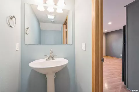 Bath - 1992 Golden Eagle Dr, Dubuque, IA 52001 photo 1 of 3