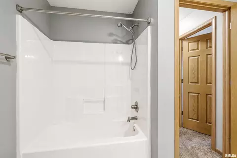 Bath - 1992 Golden Eagle Dr, Dubuque, IA 52001 photo 3 of 3