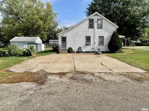 Exterior - 403 E Chestnut St, Geneseo, IL 61254 photo 3 of 5