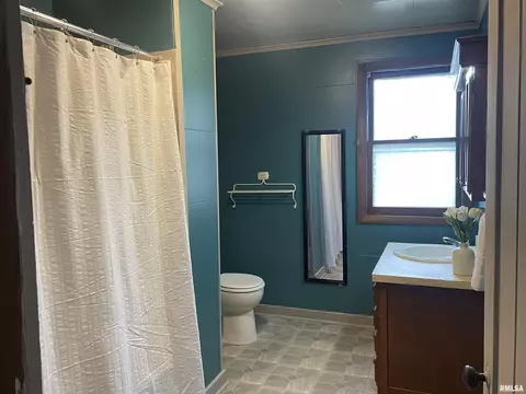Bath - 403 E Chestnut St, Geneseo, IL 61254 photo 1 of 2
