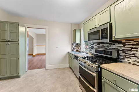 2021 13th St, Moline, IL 61265 photo 8