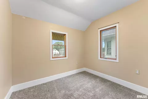2021 13th St, Moline, IL 61265 photo 16