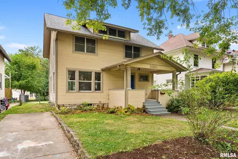 2021 13th St, Moline, IL 61265 photo 2