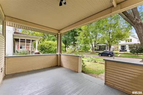 2021 13th St, Moline, IL 61265 photo 3