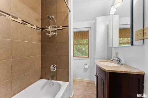 2021 13th St, Moline, IL 61265 photo 12