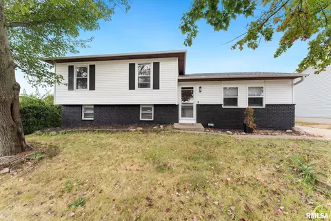 2822 High Point Dr, Davenport, IA 52806