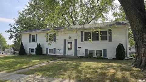 601 Scenic Dr, Clinton, IA 52732
