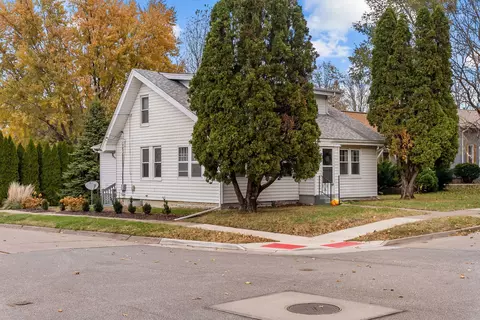 2704 E High St, Davenport, IA 52803