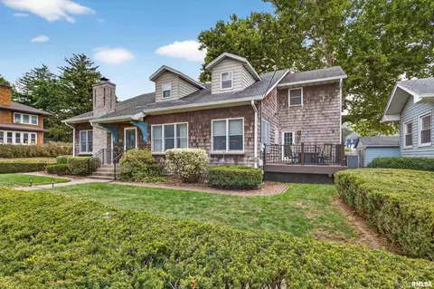 325 E Dover Ct, Davenport, IA 52803