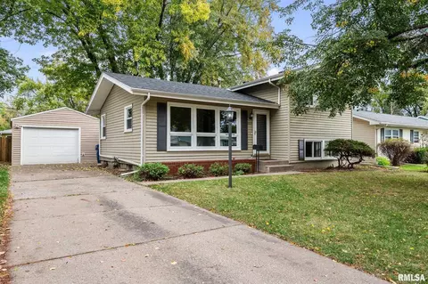2625 Holly Dr, Bettendorf, IA 52722