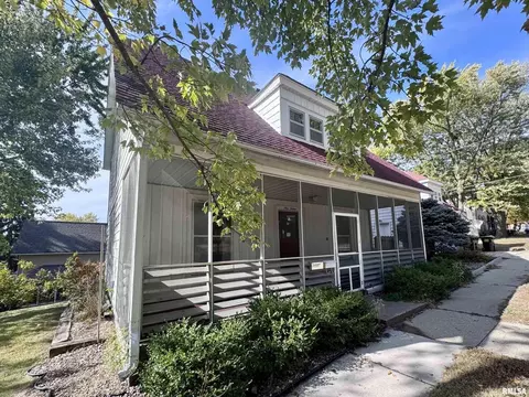 916 7th St, Fulton, IL 61252