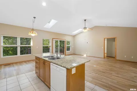 1101 2nd St, Moline, IL 61265 photo 4