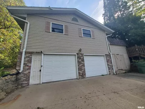 1637 Harrison Dr, Clinton, IA 52732