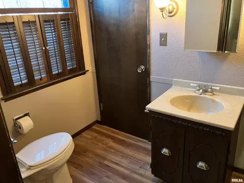 Bath - 837 Beach St, Kewanee, IL 61443 photo 2 of 5