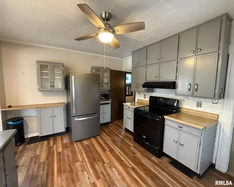 Kitchen - 837 Beach St, Kewanee, IL 61443 photo 2 of 5