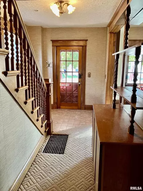 Entry Way - 837 Beach St, Kewanee, IL 61443 photo 1 of 6