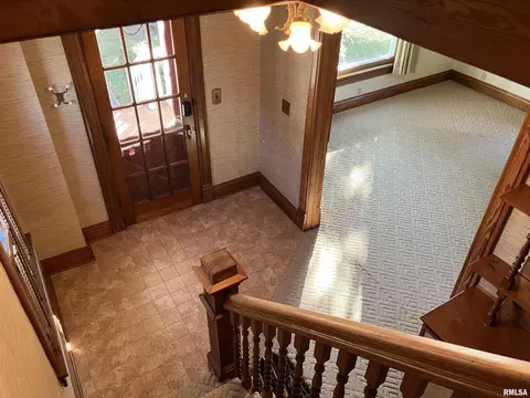 Entry Way - 837 Beach St, Kewanee, IL 61443 photo 4 of 6