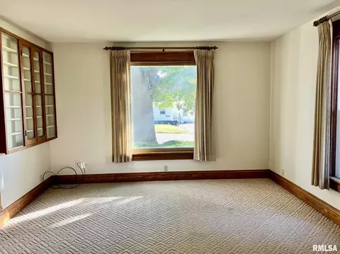 Living - 837 Beach St, Kewanee, IL 61443 photo 2 of 7