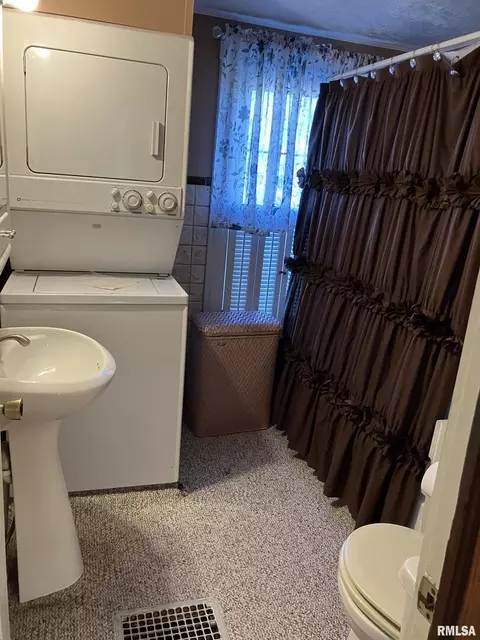 Bath - 837 Beach St, Kewanee, IL 61443 photo 4 of 5