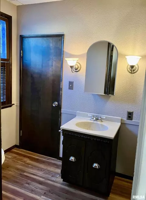 Bath - 837 Beach St, Kewanee, IL 61443 photo 1 of 5