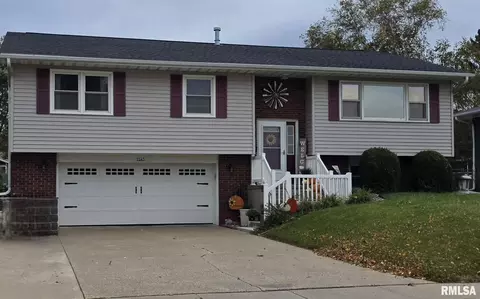1145 N 14th St, Clinton, IA 52732