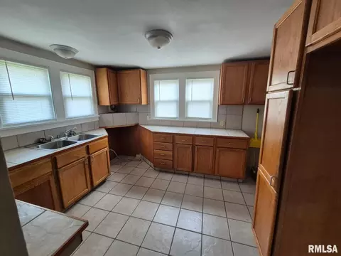 548 Edwards St, Kewanee, IL 61443 photo 2
