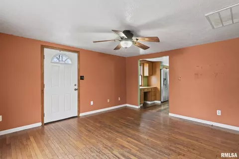 Living - 220 E Wilcox St, Springfield, IL 62707 photo 2 of 5