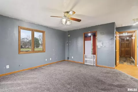 Living - 220 E Wilcox St, Springfield, IL 62707 photo 1 of 5