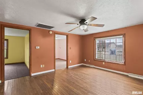 Living - 220 E Wilcox St, Springfield, IL 62707 photo 4 of 5