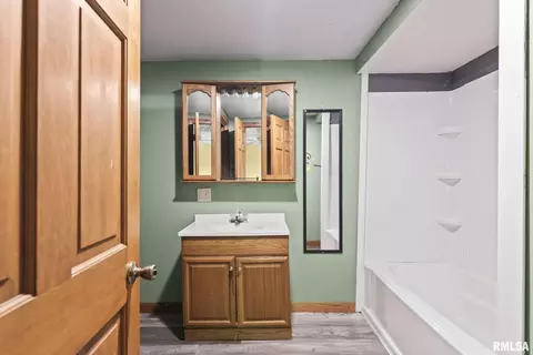 Bath - 220 E Wilcox St, Springfield, IL 62707 photo 2 of 4