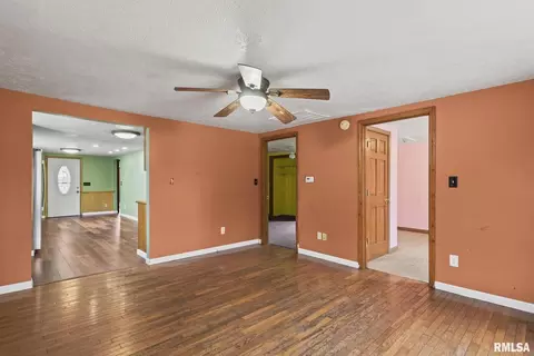 Living - 220 E Wilcox St, Springfield, IL 62707 photo 3 of 5