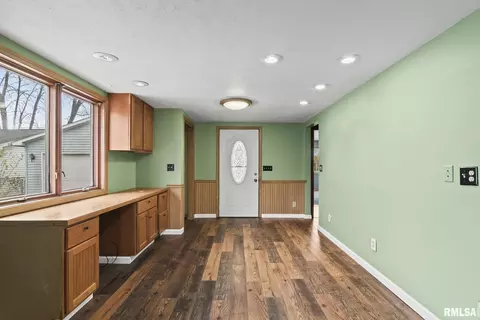 Entry Way - 220 E Wilcox St, Springfield, IL 62707 photo 1 of 2