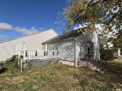 560 S 4th Ave, Clinton, IA 52732