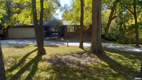 27841 Bowker Dr, Le Claire, IA 52753