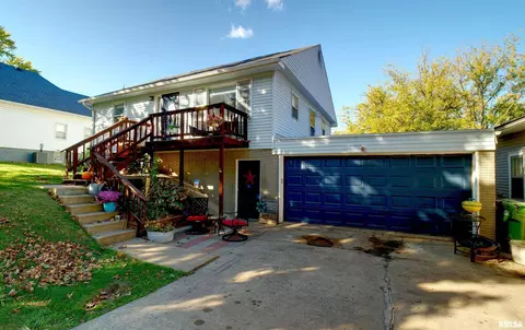 872 5th Ave N, Clinton, IA 52732
