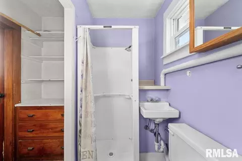 Bath - 1618 11th Ave, Moline, IL 61265 photo 2 of 2
