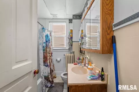 Bath - 1618 11th Ave, Moline, IL 61265 photo 1 of 2