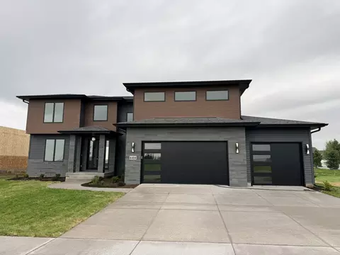 6414 Pelican St, Bettendorf, IA 52722