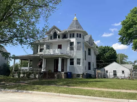 2220 Roosevelt St, Clinton, IA 52732