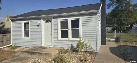 1006 8th St, Colona, IL 61241