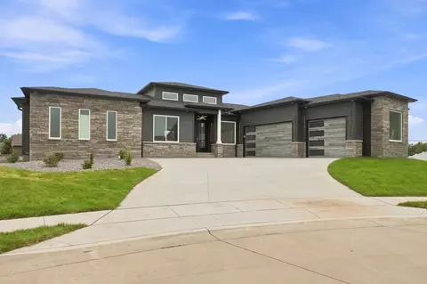 1709 Katie Ct, Davenport, IA 52807