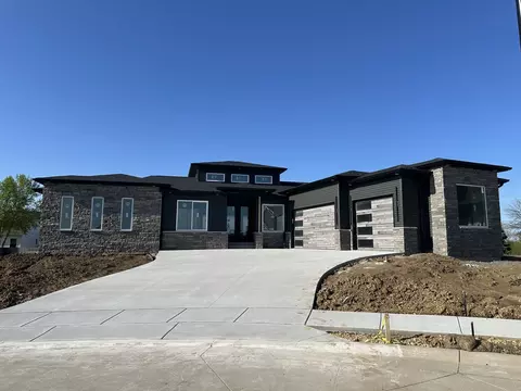 1709 Katie Ct, Davenport, IA 52807