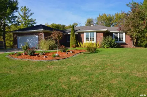 3 Chestnut Dr, Blue Grass, IA 52726