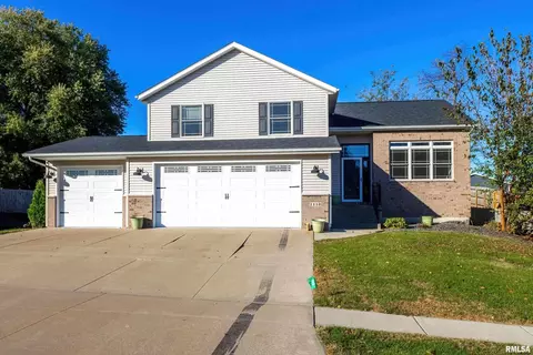 1110 Wild W Dr, Leclaire, IA 52753